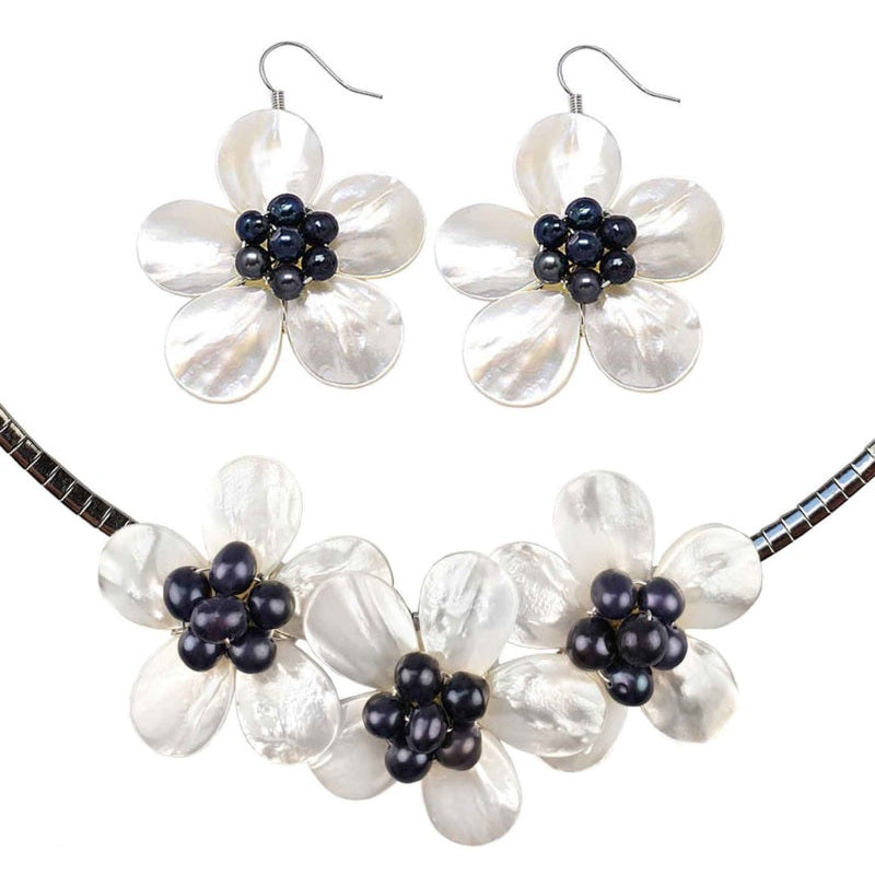 Detail van zoetwater parel set bestaande uit een parelketting en parel oorbellen met blauw zwarte parels en wit parelmoer in de vorm van een bloem met zilver edelstaal | set Florien B