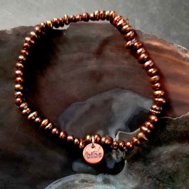 Bruin zoetwater parel armband, elastisch, liggend in schelp | Biba Brown Nugget Pearl