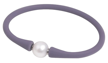 Wit elastisch zoetwaterparel armband met grijze band, vooraanzicht | Greyly