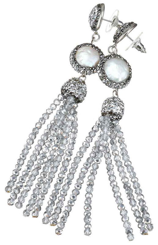 Lange witte zoetwater parel oorbellen met zilveren kristallen kwastje schuin | Bright Coin Pearl Silver Crystal Tassel