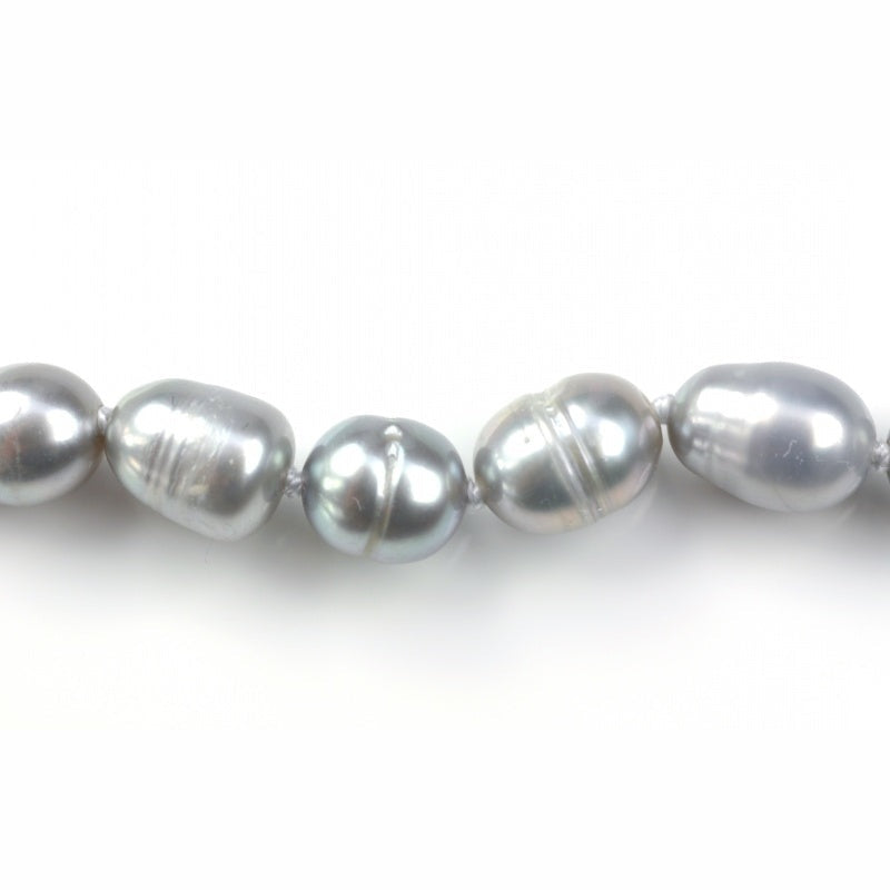 Detail van grijze zoetwater parelketting | Grey