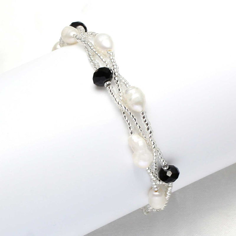 Wit zoetwater parel armband met zwart facet geslepen kristallen en magneetslotje op display | Twine Pearl Black Crystal