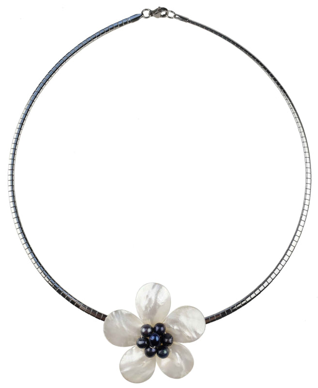 Zoetwater parelketting met blauwe parels, wit parelmoer in de vorm van een bloem en zilver edelstaal | Fleury B