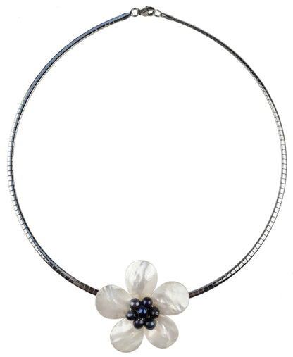 Zoetwater parelketting met blauwe parels, wit parelmoer in de vorm van een bloem en zilver edelstaal | Fleury B