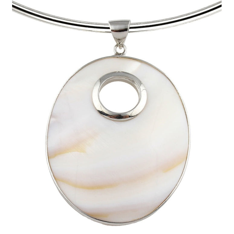 Detail van parelmoeren choker ketting met witte parelmoeren hanger | Donut Oval White Shell