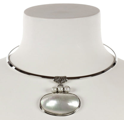 Witte zoetwater parelketting met parelmoer op buste | Three Pearl Shell