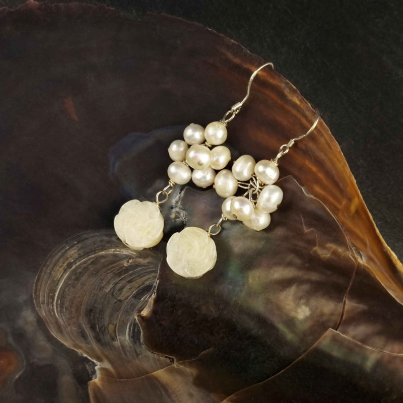 Witte zoetwater parel oorbellen met witte jade en sterling zilver (925) hangend in schelp | White Rose