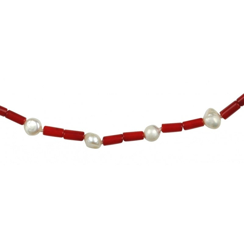 Detail van zoetwater parelketting met witte parels, rood koraal en magneetslotje | Coral Stick Pearl