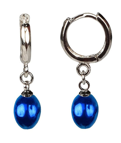 Blauwe zoetwater parel oorbellen hangend aan zilver edelstalen oorring, zij- en vooraanzicht | Blue Bells
