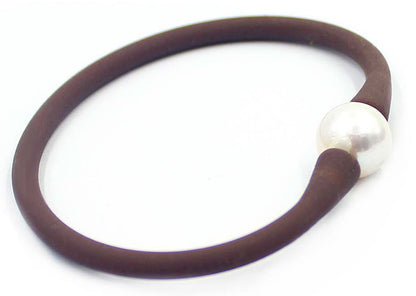 Wit elastisch parel armband met bruine band, liggend | Browly