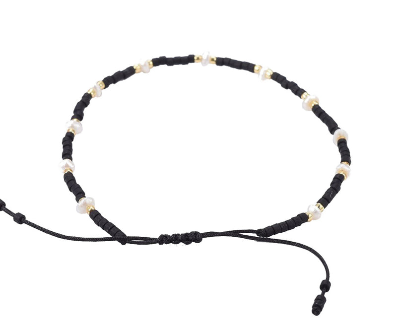 Wit zoetwater parel schuif armband met zwarte en gouden kraaltjes, achteraanzicht | Mini Pearl Bead Black