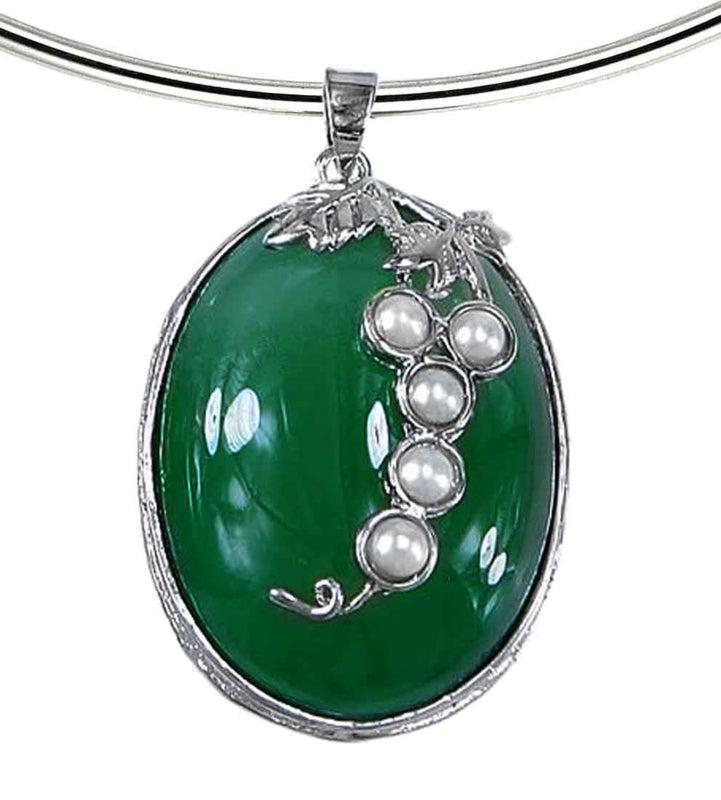 Detail van zoetwater parelketting met witte parels en groene agaat hanger aan zilveren spang | Green Agate Pearl Grape