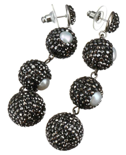 Lange zoewater parel oorbellen met witte parels en zwarte stras steentjes, schuin | Bright Pearl Balls