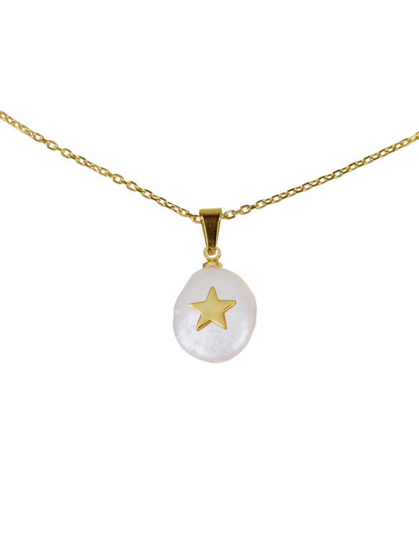 Detail van zoetwater parelketting met witte parel hanger met gouden ster en goud edelstaal | Coin Pearl Golden Star 