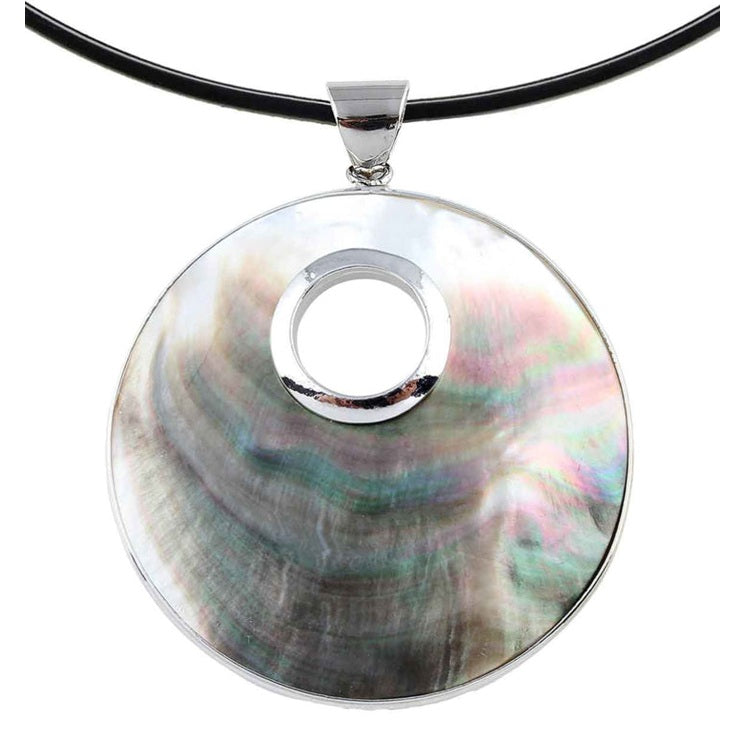 Detail van grijze parelmoeren ketting met hanger | Donut Round Black Shell