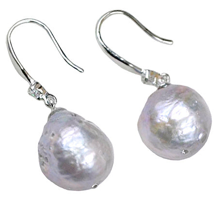 Grijze zoetwater parel oorbellen met sterling zilveren oorbelhaakjes en stras steentje, zijaanzicht| Bling Kasumi Grey Pearl
