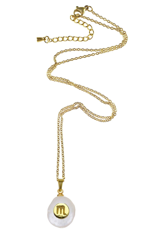 Zoetwater parelketting met witte parel hanger met gouden symbool van sterrenbeeld schorpioen en goud edelstaal liggend | Gouden Sterrenbeeld Schorpioen