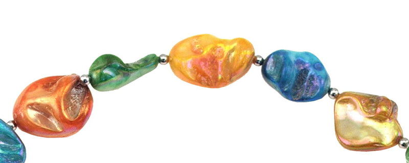 Detail van vrolijk gekleurde parelmoeren schelpen ketting met hanger | Shell AB Color