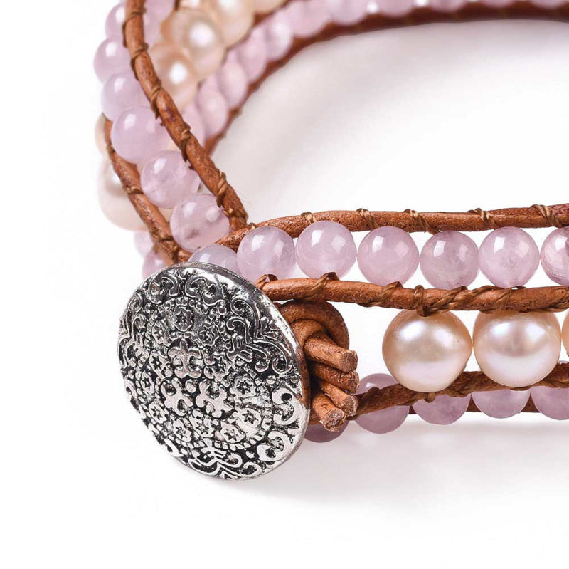Detail van zoetwater parel armband met zalm kleurige parels, rozenkwarts en leer | Kalyn