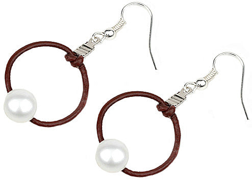 Zoetwater parel oorbellen met bruin leer en sterling zilver (925) liggend | Brown Leather Pearl