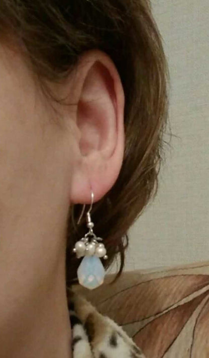 Witte zoetwater parel oorbellen met zee opaal en sterling zilver (925) hangend in oor | Coline