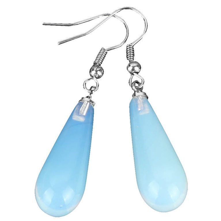 Licht blauwe edelstenen oorbellen met opaal en sterling zilver (925) schuin liggend | Sea Opal Long Drop