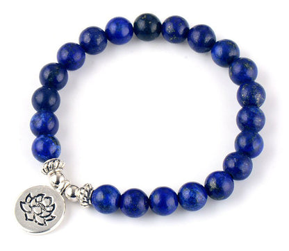 Blauw edelstenen armband met lapis lazuli en zilver lotus bedeltje bovenaanzicht, elastisch edelstenen armband