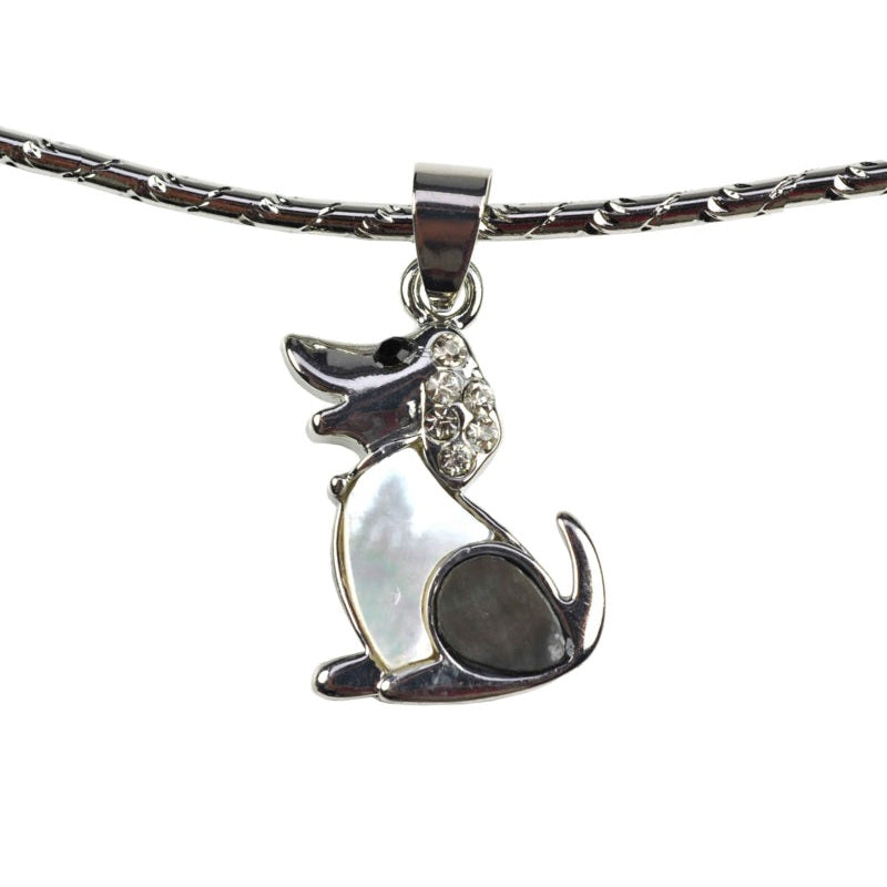 Detail van parelmoeren ketting met hanger in de vorm van een hond met stras steentjes | Shell Dog Spang
