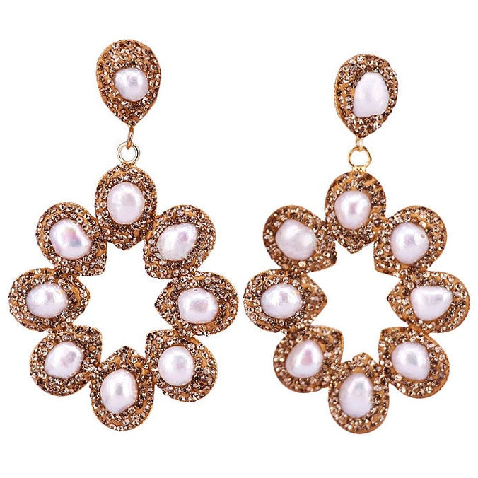 Grote zoetwater parel oorbellen met witte parels en gouden stras steentjes in bloem motief | Bright Pearl Flower Golden