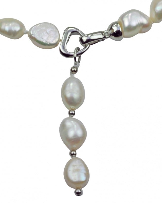 Detail van handgeknoopte zoetwater parelketting met witte parels en hanger | Naan