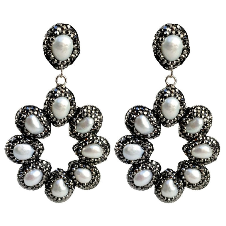 Grote zoetwater parel oorbellen met witte parels en stras steentjes in bloem motief | Bright Pearl Flower