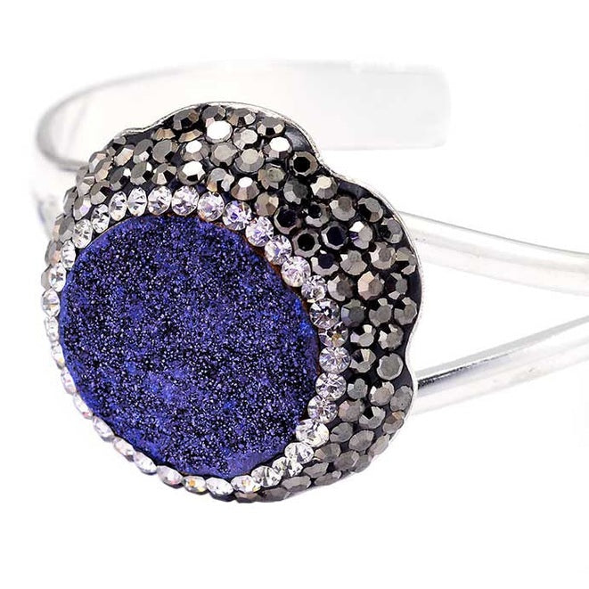Detail van kristallen armband met sprankelend blauwe kristal en stras steentjes | Bangle Blue Druzy