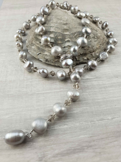 Verstelbare zoetwater parelketting met grijze parels liggend op schelp | Adjustable Pearl Grey