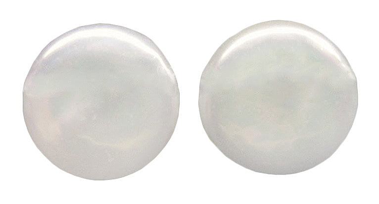 Grote witte zoetwater parel oorbellen met sterling zilveren oorstekers, parelknopjes, vooraanzicht | Big White Coin Pearl