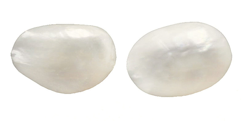 Vooraanzicht van grote witte zoetwater parel oorbellen met goud sterling zilver (925), grote witte barok parel oorknoppen