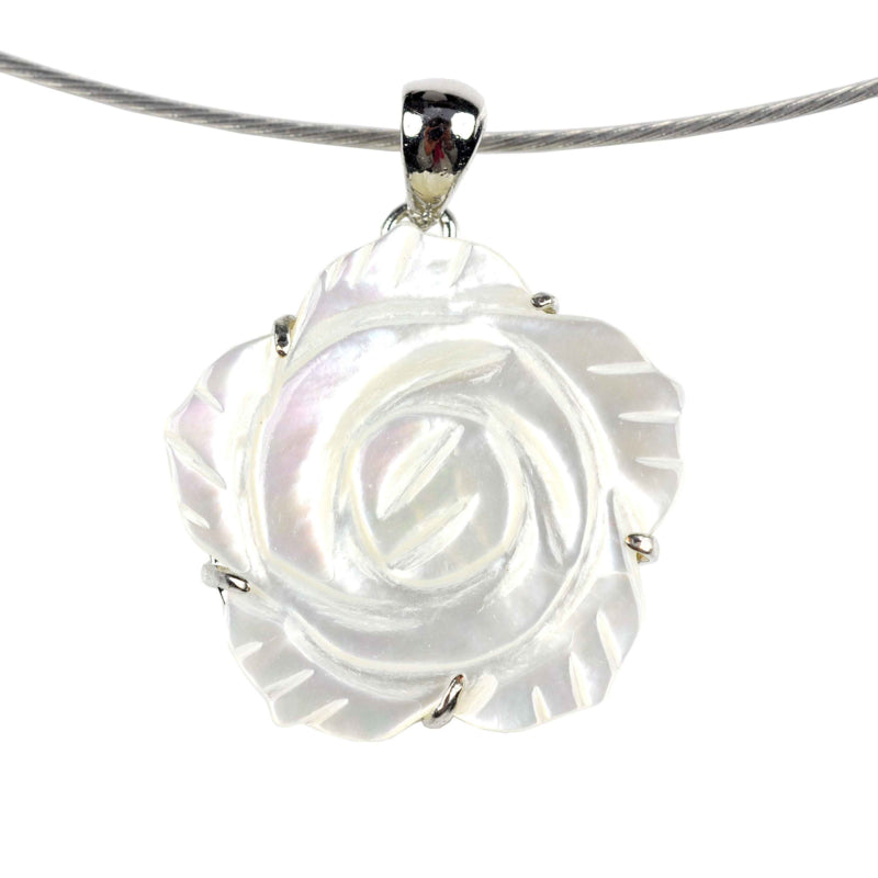 Detail van witte parelmoeren ketting met hanger in vorm van een bloem | White Flower Shell