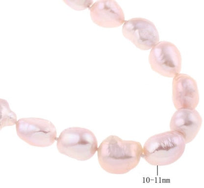 Detail van roze zoetwater parelketting met maataanduiding