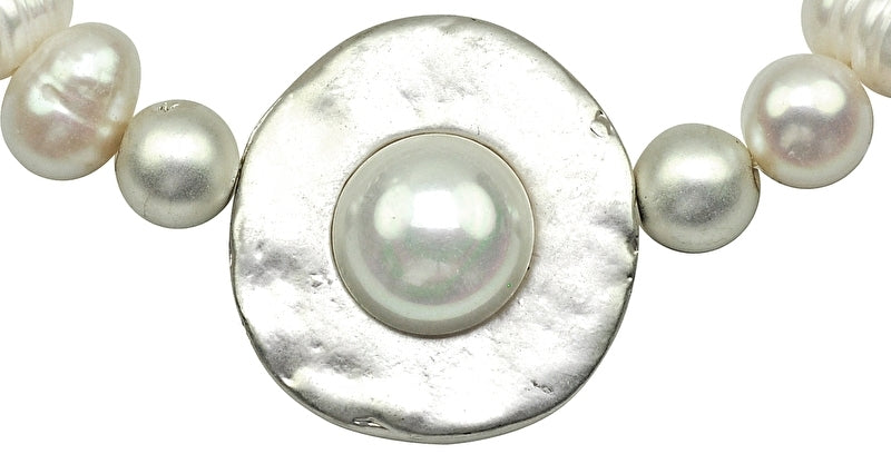 Detail van wit zoetwater parel armband met zilveren schijf in het midden | Pearl Disk