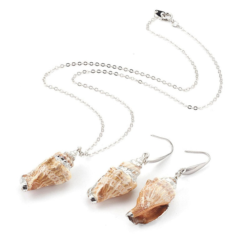 Schelpen sieraden set bestaande uit een schelpen ketting en schelpen oorbellen met licht bruine schelp en zilver edelstaal | set Seashell Silver