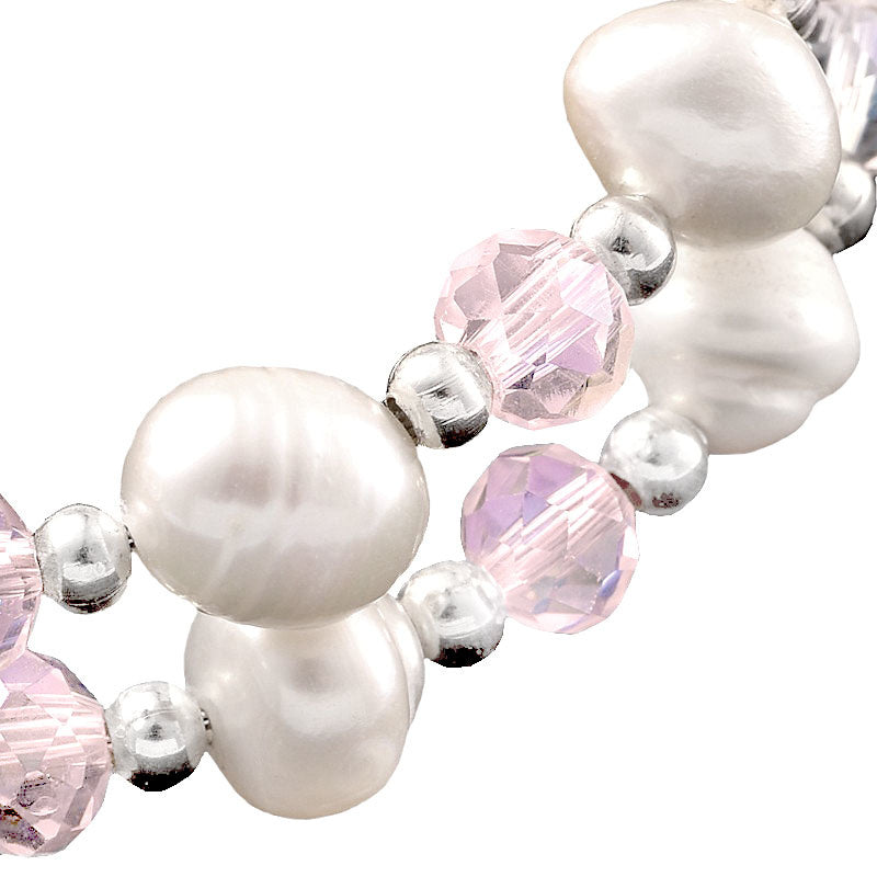 Detail van zoetwater parel wikkel armband met witte parels en roze glas kristallen | Wrap Pearl Pink Crystal