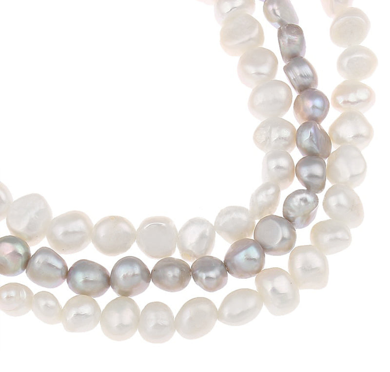 Detail van zoetwater parelketting met witte en grijze parels in 3 rijen | Three Double Pearl White Grey