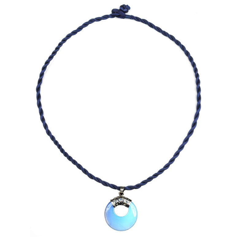 Blauwe edelstenen ketting met opaal hanger in donut vorm hangend aan blauw satijnen koord | Sea Opal Donut