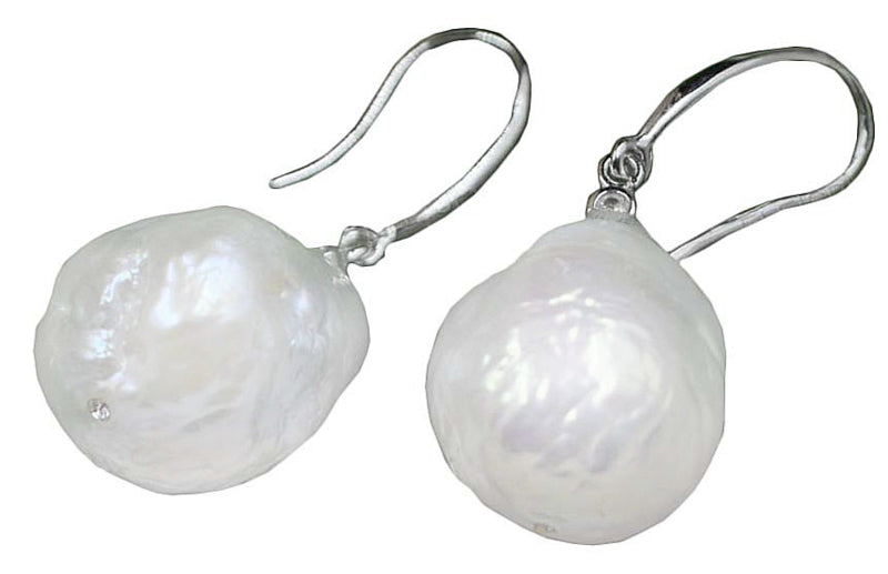 Witte zoetwater parel oorbellen met sterling zilver(925) liggend | Bling Kasumi White Pearl