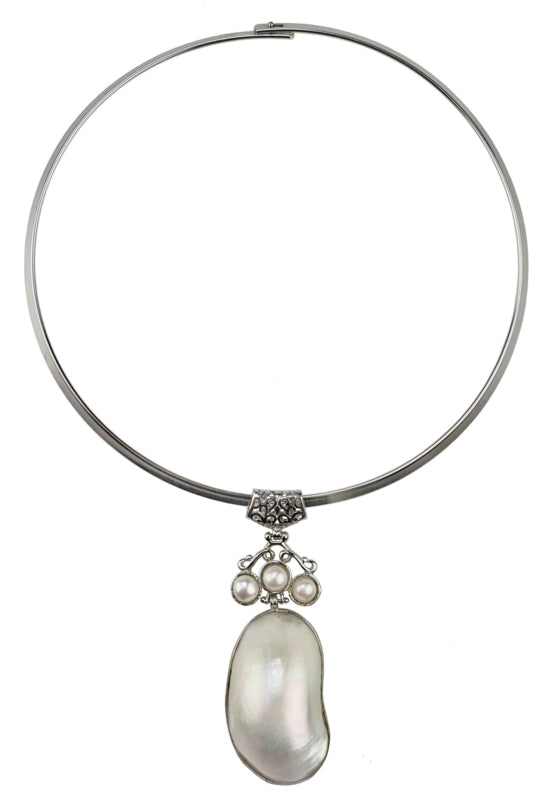 Korte zoetwater parel ketting met witte parels en witte parelmoer schelp hanger aan spang | Three Pearl Shell Long