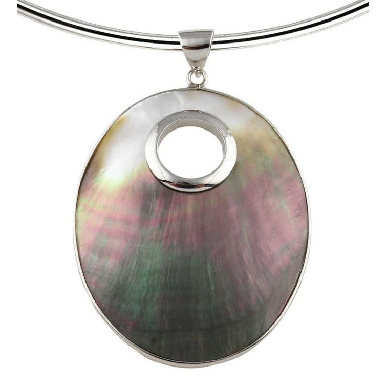 Detail van parelmoeren choker ketting met grijze parelmoeren hanger | Donut Oval Black Shell