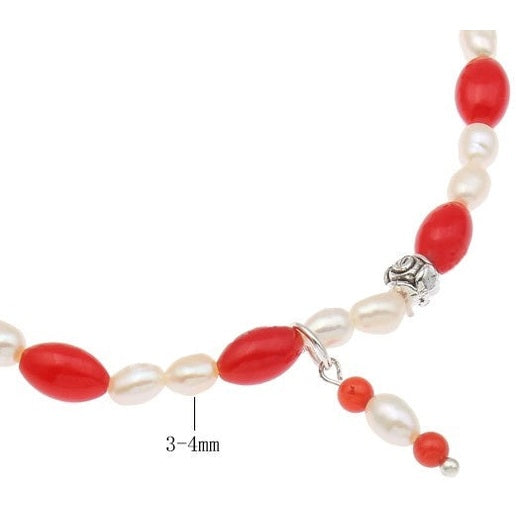 Detail van zoetwater parel armband met witte parels en rood koraal maat indicatie | Rice Pearl Coral