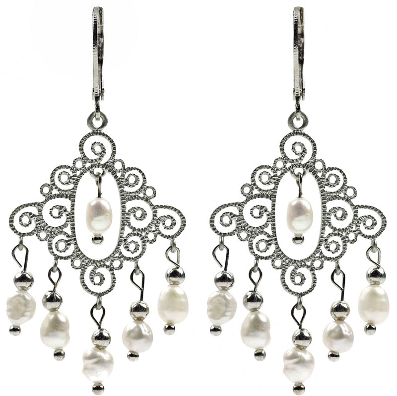 Lange zoetwater parel oorbellen met kleine witte pareltjes en zilver edelstaal | Vaisha