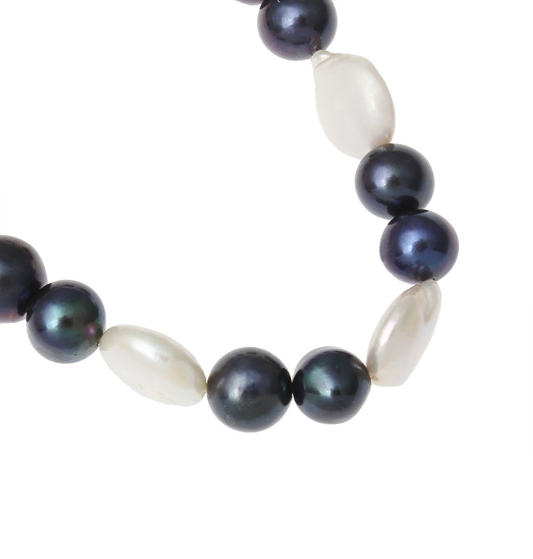 Detail van zoetwater parel armband met witte en blauw zwarte parels, elastisch | White Coin Dark Pearl