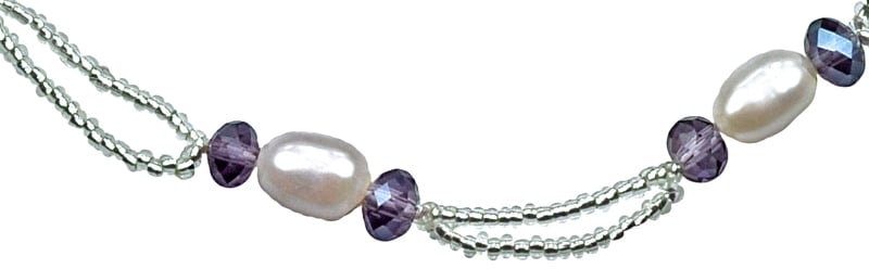 Detail van wit zoetwater parel armband met paarse kristallen en magneetslot | Pacio