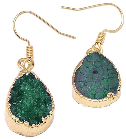 Groen kristallen oorbellen met goud edelstaal, voor- en achteraanzicht